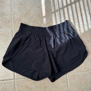 Women's Black Tracker Lined Size 10 lululemon short 4”